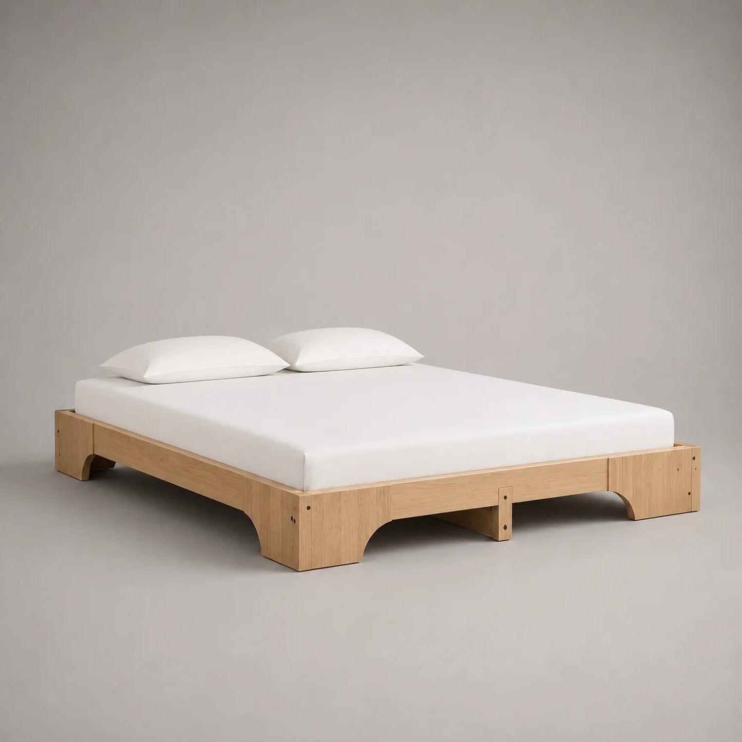 Holzbett mit Matratze und Kissen aus Naturholz